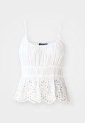 Weißes Baumwoll-Camisole mit verstellbaren Trägern, gerafftem Oberteil und einem gewellten Saum mit gestickten floralem Durchbrüchen.