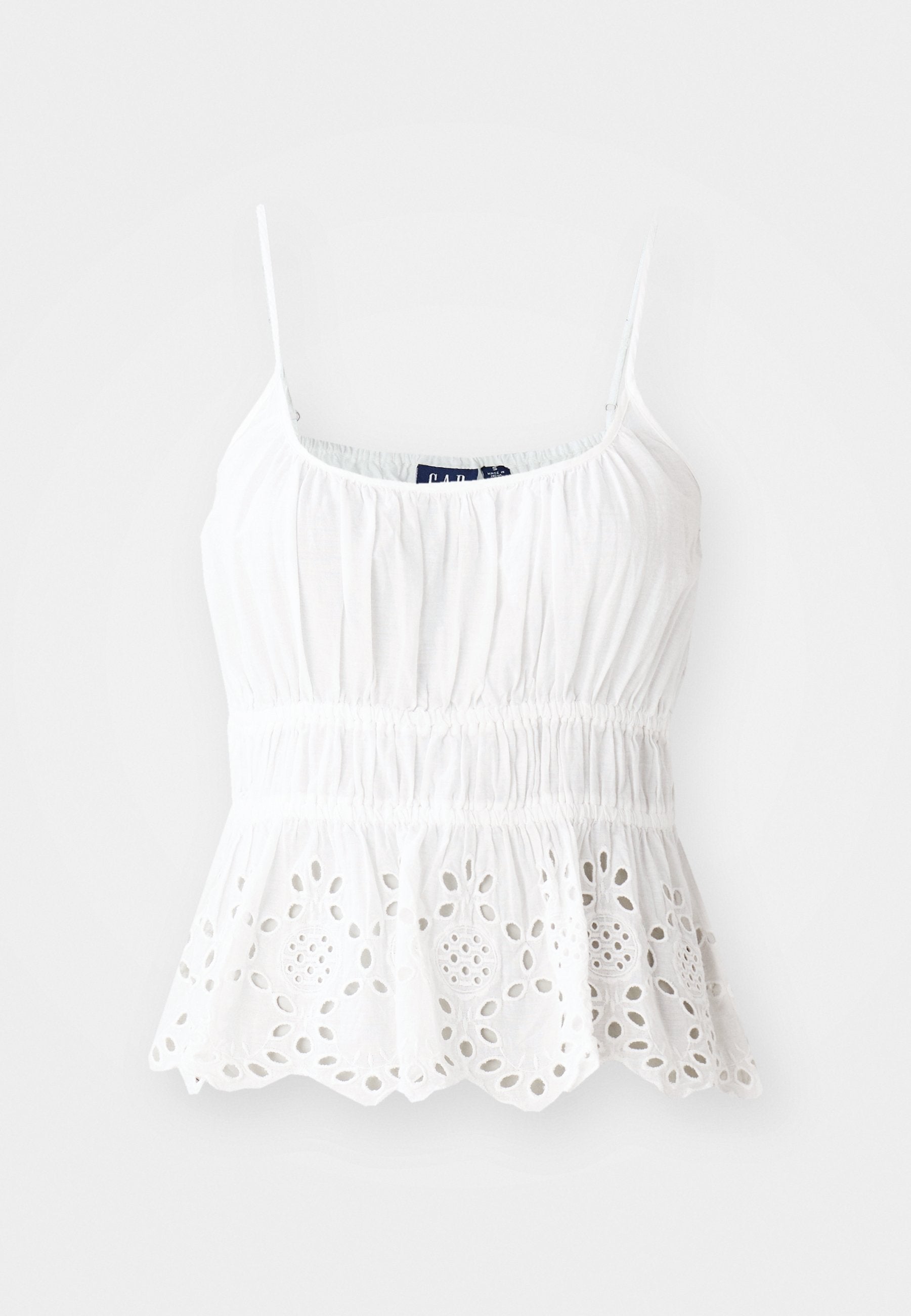 Weißes Baumwoll-Camisole mit verstellbaren Trägern, gerafftem Oberteil und einem gewellten Saum mit gestickten floralem Durchbrüchen.