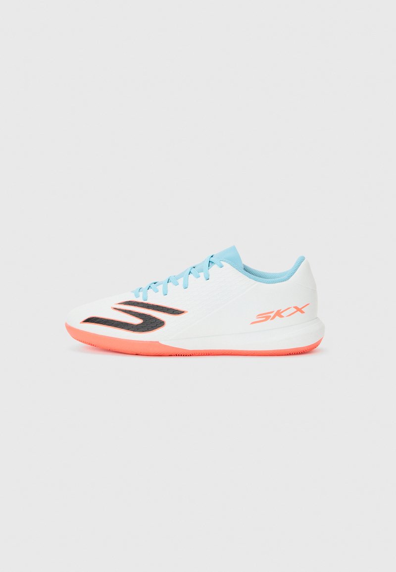 Weißer Sportschuh mit schwarzen Akzenten und einem strukturierten Design. Verfügt über eine hellblaue Zunge und eine pinkfarbene Sohle, die eine schlanke Form bietet.