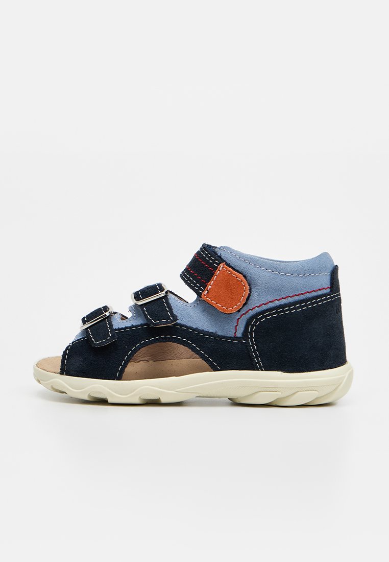 Kindersandale mit offener Zehe aus navyblauem und hellblauem Veloursleder, doppelten Klettverschlüssen, orangefarbenem Akzent und weißer strukturierter Sohle.