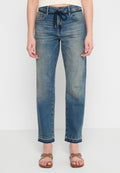 Hellblaue Jeans aus Denim mit geradem Bein, Kordelzugbund, fünf Taschen und leicht fransendem Saum.