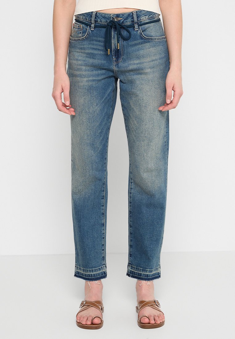 Hellblaue Jeans aus Denim mit geradem Bein, Kordelzugbund, fünf Taschen und leicht fransendem Saum.