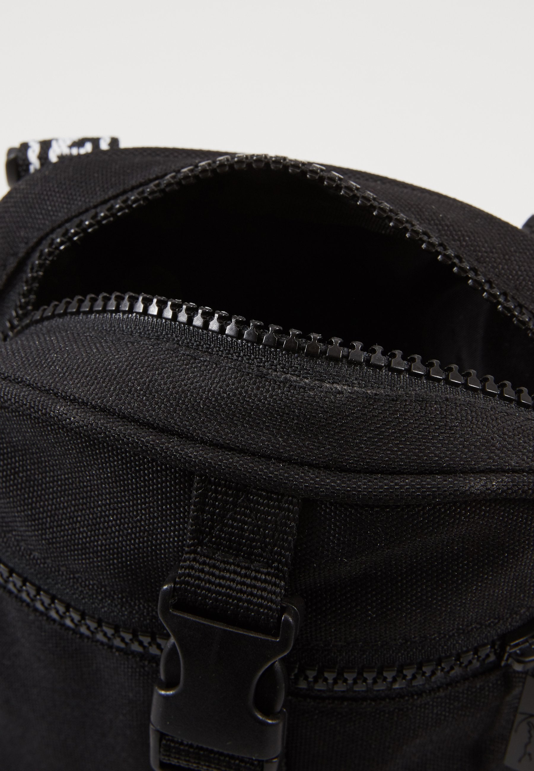 Karl Kani SIGNATURE TAPE MESSENGER BAG