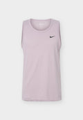 Lavendelfarbenes ärmelloses sportliches Tanktop mit rundem Ausschnitt und kleinem schwarzem Nike-Logo auf der linken Brust.