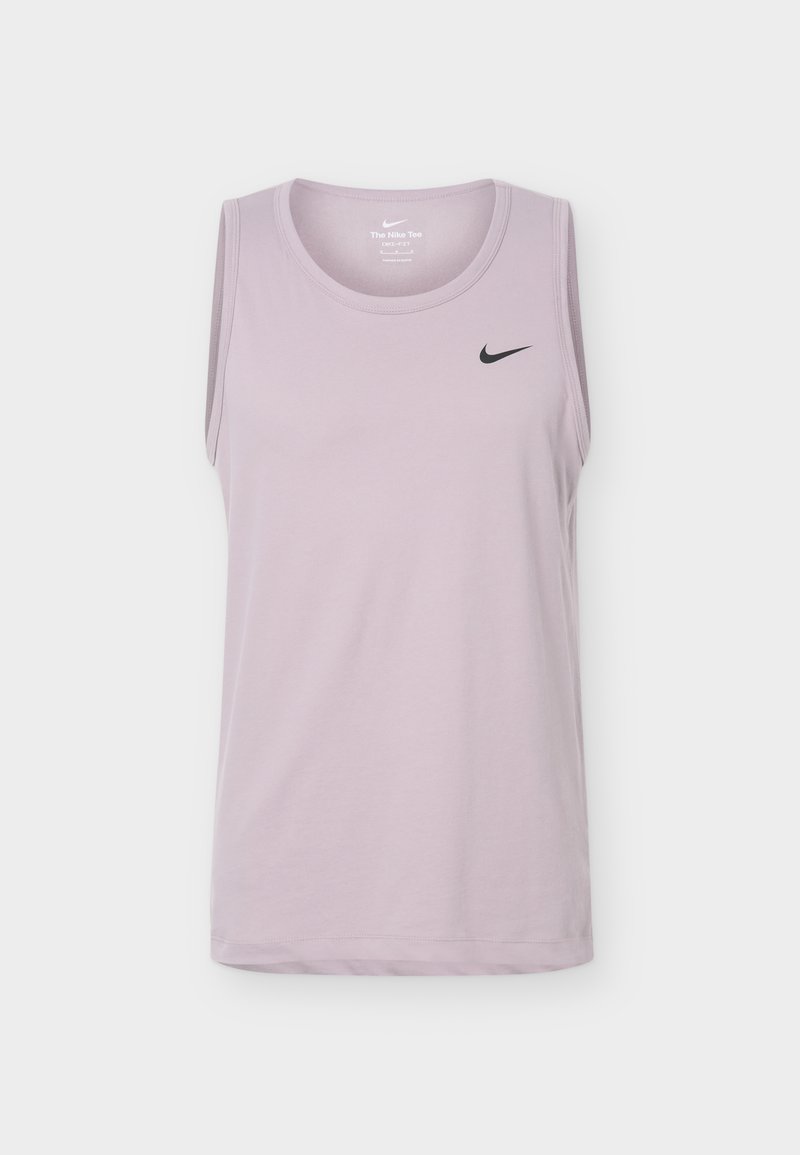 Lavendelfarbenes ärmelloses sportliches Tanktop mit rundem Ausschnitt und kleinem schwarzem Nike-Logo auf der linken Brust.