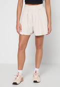 Beige plissierte Shorts mit hoher Taille, aus leichtem Material. Mit kleinem Zierknopf und lockerem Schnitt.