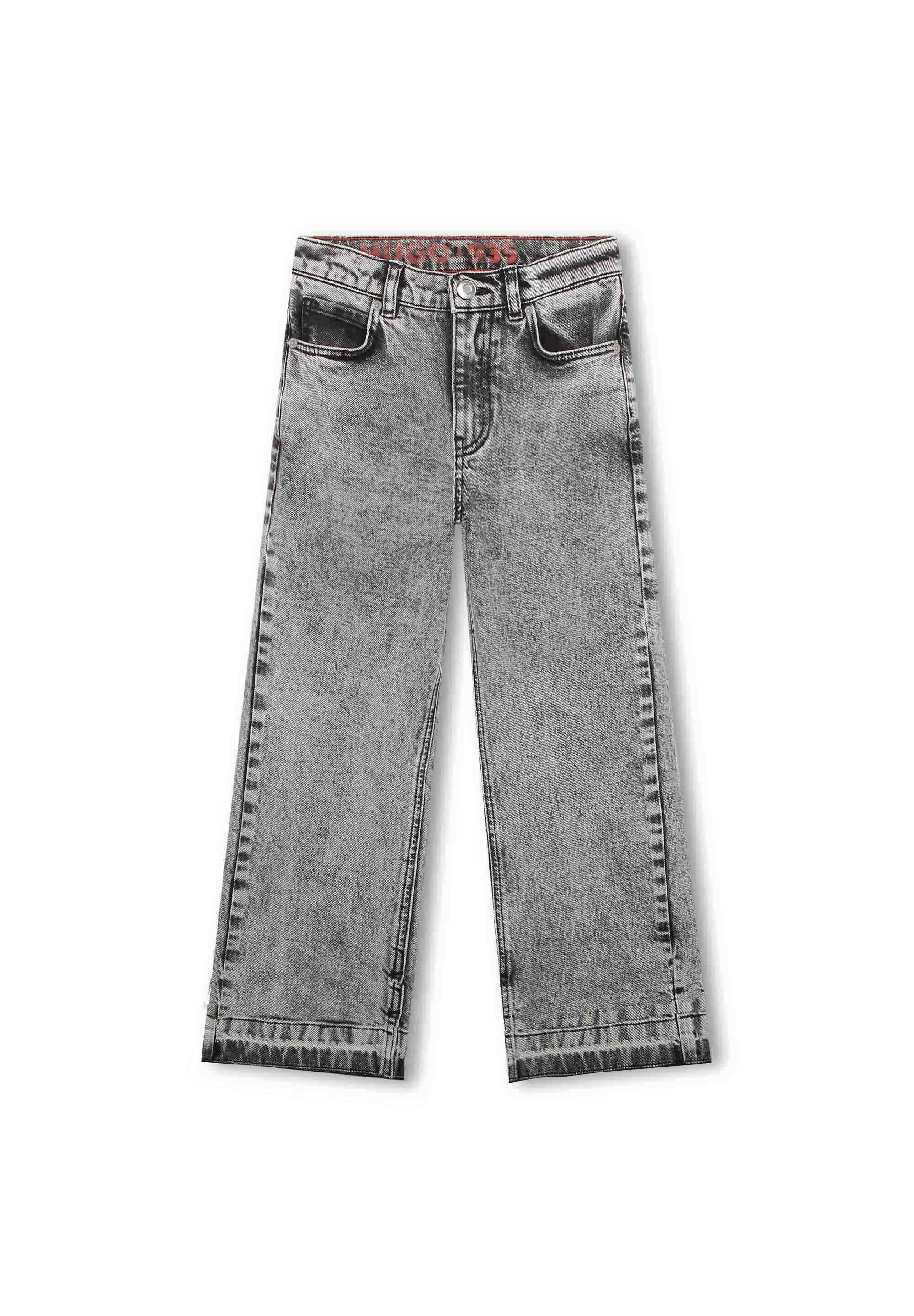 Weite Jeans aus ausgewaschenem schwarzem Denim, mit hoher Taille, fünf Taschen und kontrastierenden Nähten. Glatte Oberfläche mit sauberen Nähten.