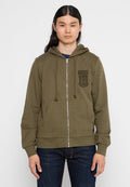 Olivgrüne Zip-Up-Hoodie aus weichem Material, mit einem Logo-Patch auf der Vorderseite, Kapuze mit Kordelzug und zwei Fronttaschen. Gerippte Bündchen und Saum.