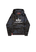 Schwarzer und blauer Tarnhoodie mit einer Fronttasche, Kordelzugkapuze und weißem "ALPHA INDUSTRIES"-Logo auf der Brust. Weiche Stofftextur.