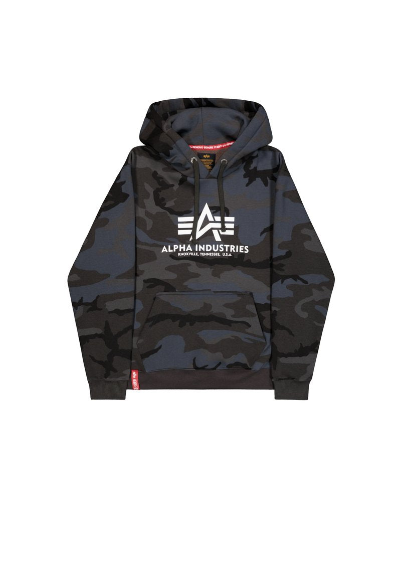 Schwarzer und blauer Tarnhoodie mit einer Fronttasche, Kordelzugkapuze und weißem "ALPHA INDUSTRIES"-Logo auf der Brust. Weiche Stofftextur.