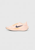 Hellrosa Nike Laufschuh mit schwarzem Swoosh-Logo, Mesh-Obermaterial und dicker gepolsterter Sohle, von der Seite vor einem schlichten Hintergrund abgebildet.