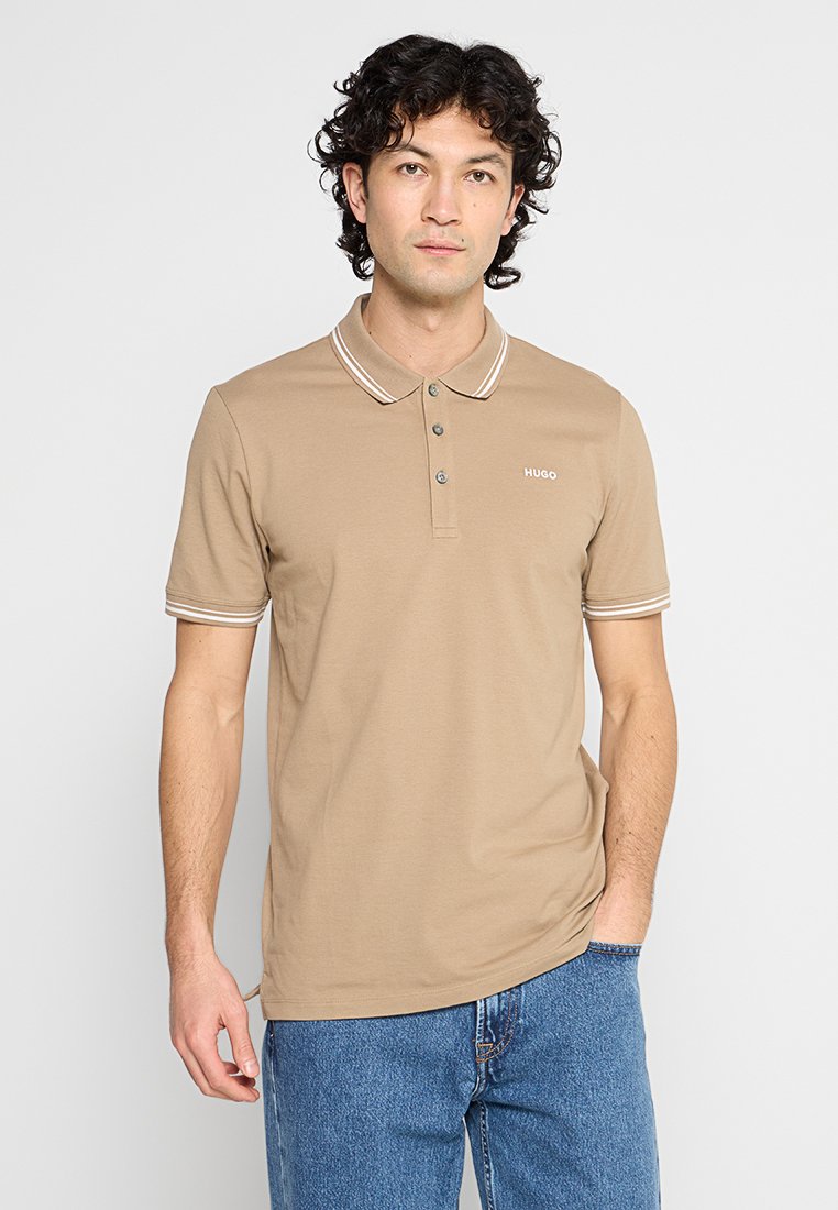 Beige Polo-Shirt mit Kragen, einer dreiknöpfigen Knopfleiste und dezenten Streifenakzenten am Kragen und an den Ärmeln. Verfügt über ein kleines Markenlogo.