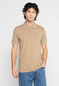 Beige Polo-Shirt mit Kragen, einer dreiknöpfigen Knopfleiste und dezenten Streifenakzenten am Kragen und an den Ärmeln. Verfügt über ein kleines Markenlogo.