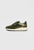 Grüne Wildleder-Sneaker mit beigen Akzenten, abgerundeter Zehenpartie, schwarzer Ferse und profilierter Gummisohle. Verfügt über Schnürverschluss und Logodetail.
