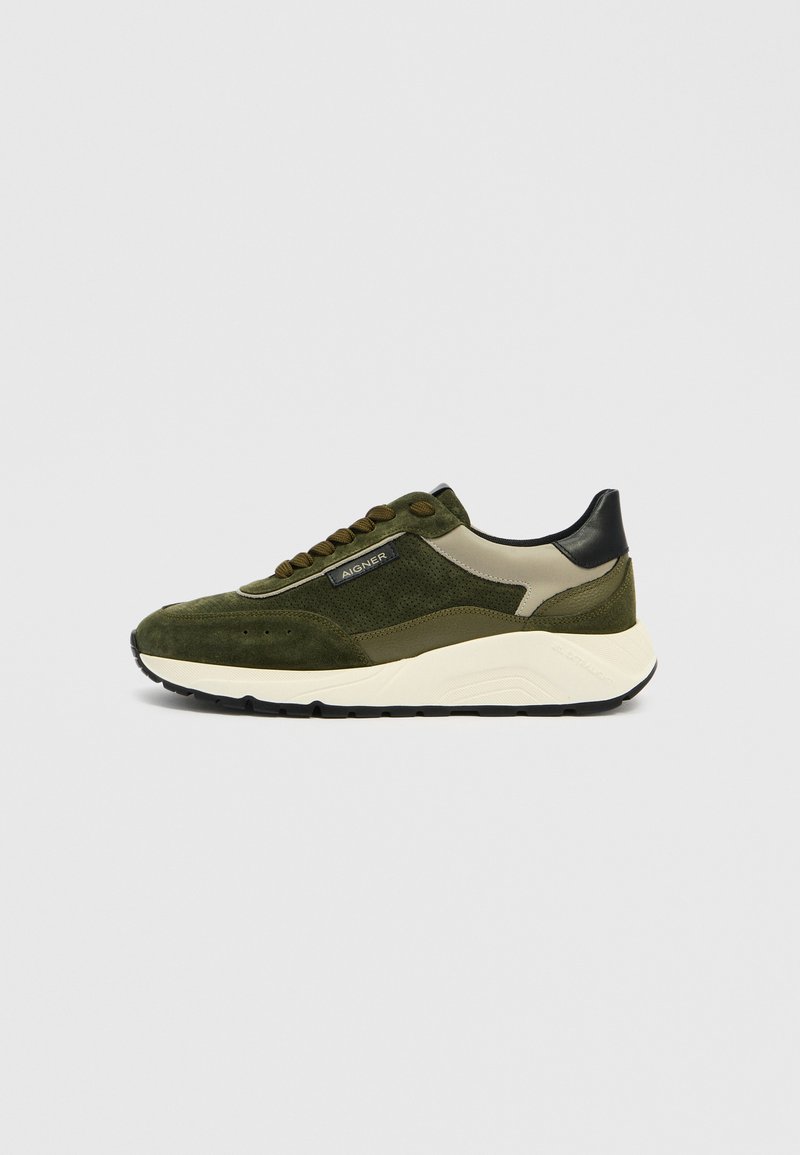 Grüne Wildleder-Sneaker mit beigen Akzenten, abgerundeter Zehenpartie, schwarzer Ferse und profilierter Gummisohle. Verfügt über Schnürverschluss und Logodetail.