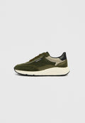 Grüne Wildleder-Sneaker mit beigen Akzenten, abgerundeter Zehenpartie, schwarzer Ferse und profilierter Gummisohle. Verfügt über Schnürverschluss und Logodetail.