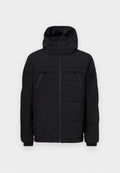 Schwarze Pufferjacke mit hohem Kragen und verstellbarem Kapuze. Besitzt horizontale Steppnähte, zwei Reißverschlusstaschen und elastische Bündchen.
