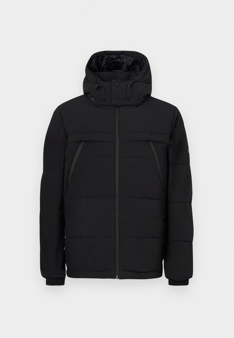 Schwarze Pufferjacke mit hohem Kragen und verstellbarem Kapuze. Besitzt horizontale Steppnähte, zwei Reißverschlusstaschen und elastische Bündchen.