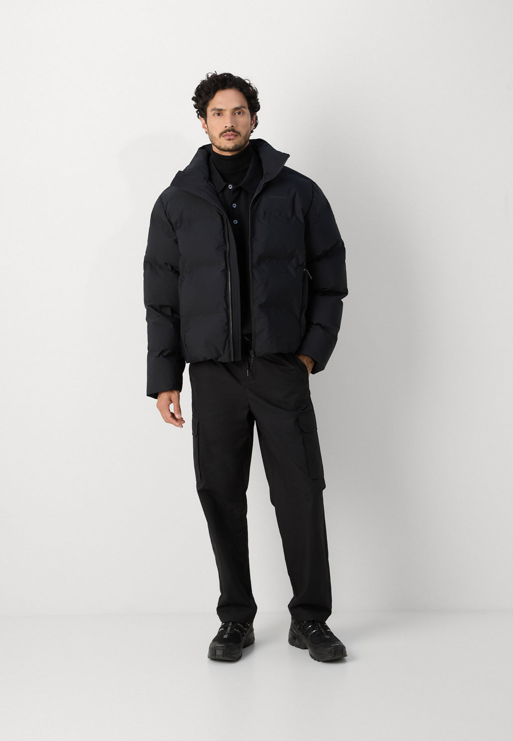 CROPPED SEAMLESS PUFFER JACKET Media 6