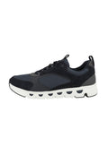 Sportlicher Schuh mit einem Obermaterial aus marineblauem und grauem Wildleder, weißer strukturierten Gummisohle und schwarzen Akzenten. Schnürdesign mit gepolsterter Lasche.