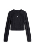 Schwarzer, kurz geschnittener Pullover mit Zopfmuster, langen Ärmeln, geripptem Rundhalsausschnitt und mittig auf der Brust gesticktem "tommy jeans"-Logo.