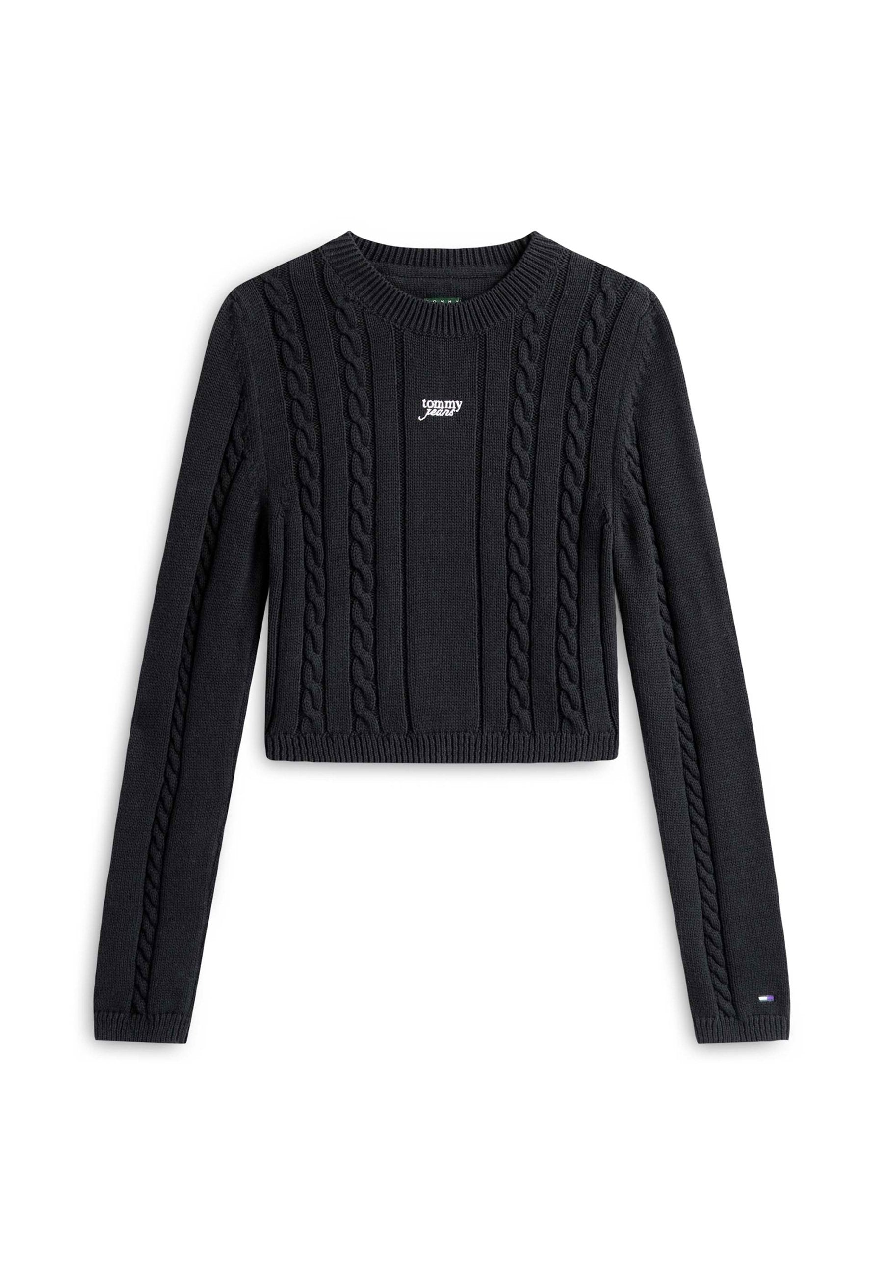 Schwarzer, kurz geschnittener Pullover mit Zopfmuster, langen Ärmeln, geripptem Rundhalsausschnitt und mittig auf der Brust gesticktem "tommy jeans"-Logo.
