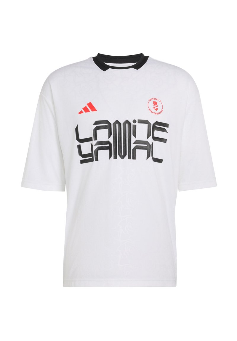 Weißes T-Shirt mit kurzen Ärmeln, schwarzem Kragen, rotem Adidas-Logo, schwarzem stilisiertem Text und einem roten runden Emblem mit der Aufschrift "Football's Heartbreakers".