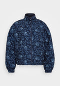 Steppjacke in Marineblau mit einem floralen Muster in Hellblau. Sie verfügt über einen hohen Kragen und eine Knopfleiste, hat elastische Bündchen und ein kurzes Design.