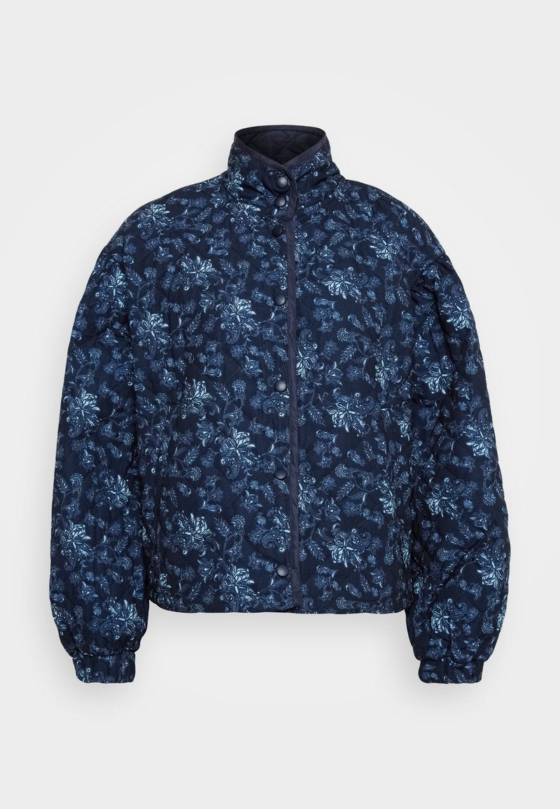 Steppjacke in Marineblau mit einem floralen Muster in Hellblau. Sie verfügt über einen hohen Kragen und eine Knopfleiste, hat elastische Bündchen und ein kurzes Design.