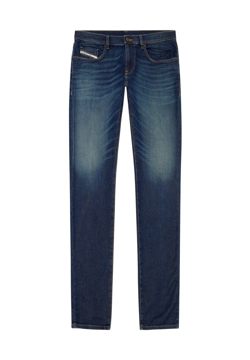Dunkelblaue Jeans aus Denim mit geradem Schnitt, dezenten Ausbleichungen an den Oberschenkeln, fünf Taschen und kontrastierenden Nähten.
