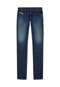 Dunkelblaue Jeans aus Denim mit geradem Schnitt, dezenten Ausbleichungen an den Oberschenkeln, fünf Taschen und kontrastierenden Nähten.