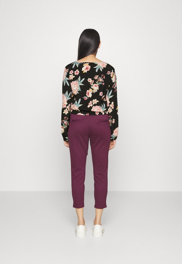 ONLY Petite ONLMARY V NECK