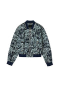 Bomberjacke mit marineblauen Bündchen und Kragen, bedeckt mit detaillierten grauen Pferdeillustrationen auf dunklem Hintergrund, vorderem Reißverschluss und zwei Taschen.