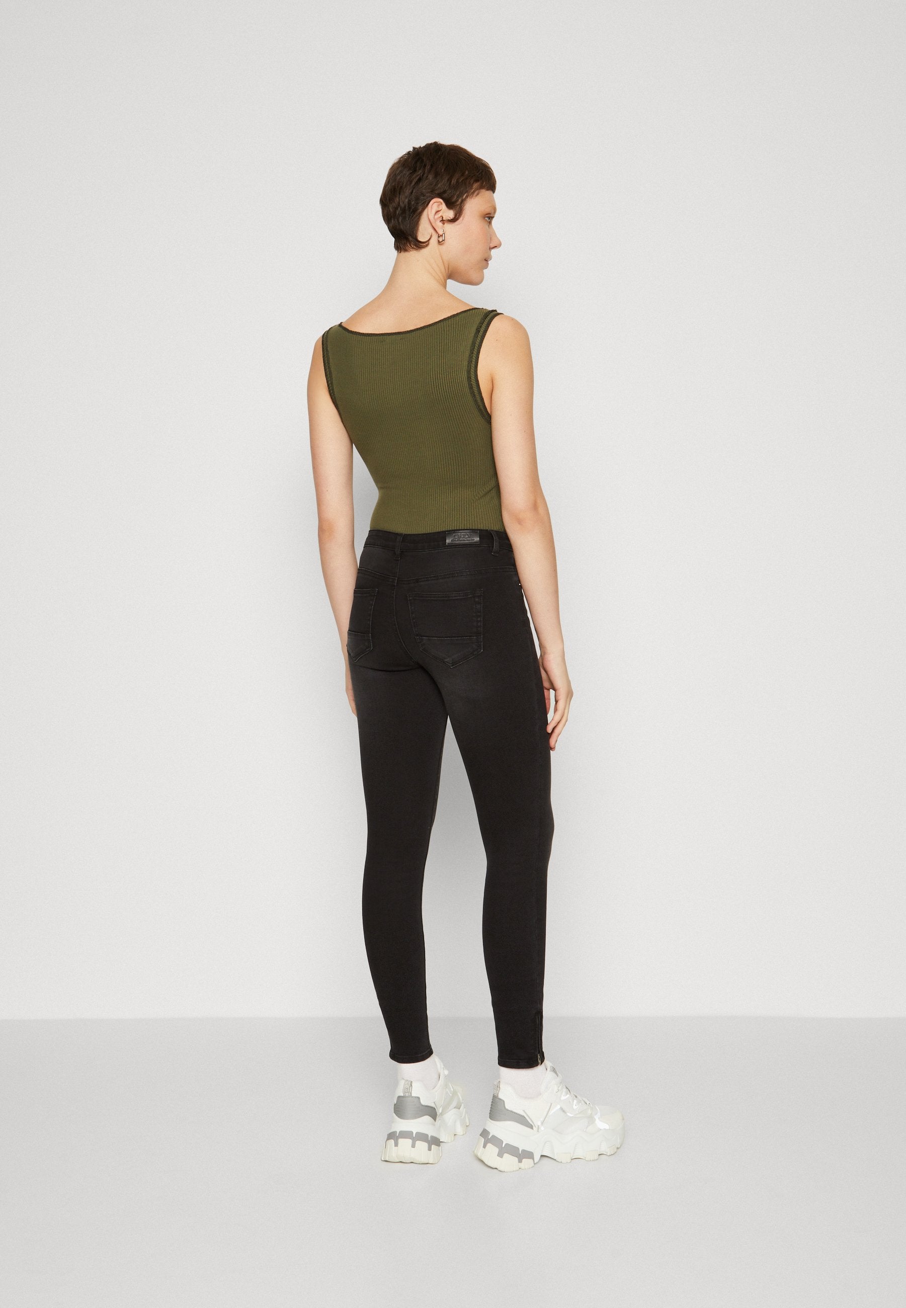 ONLKENDELL ZIP Media 4