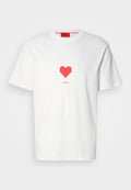 Weißes Baumwoll-T-Shirt mit einem roten Herzmotiv in der Mitte. Der Markenname "HUGO" ist unter dem Herz in einer schlichten Schrift gedruckt.