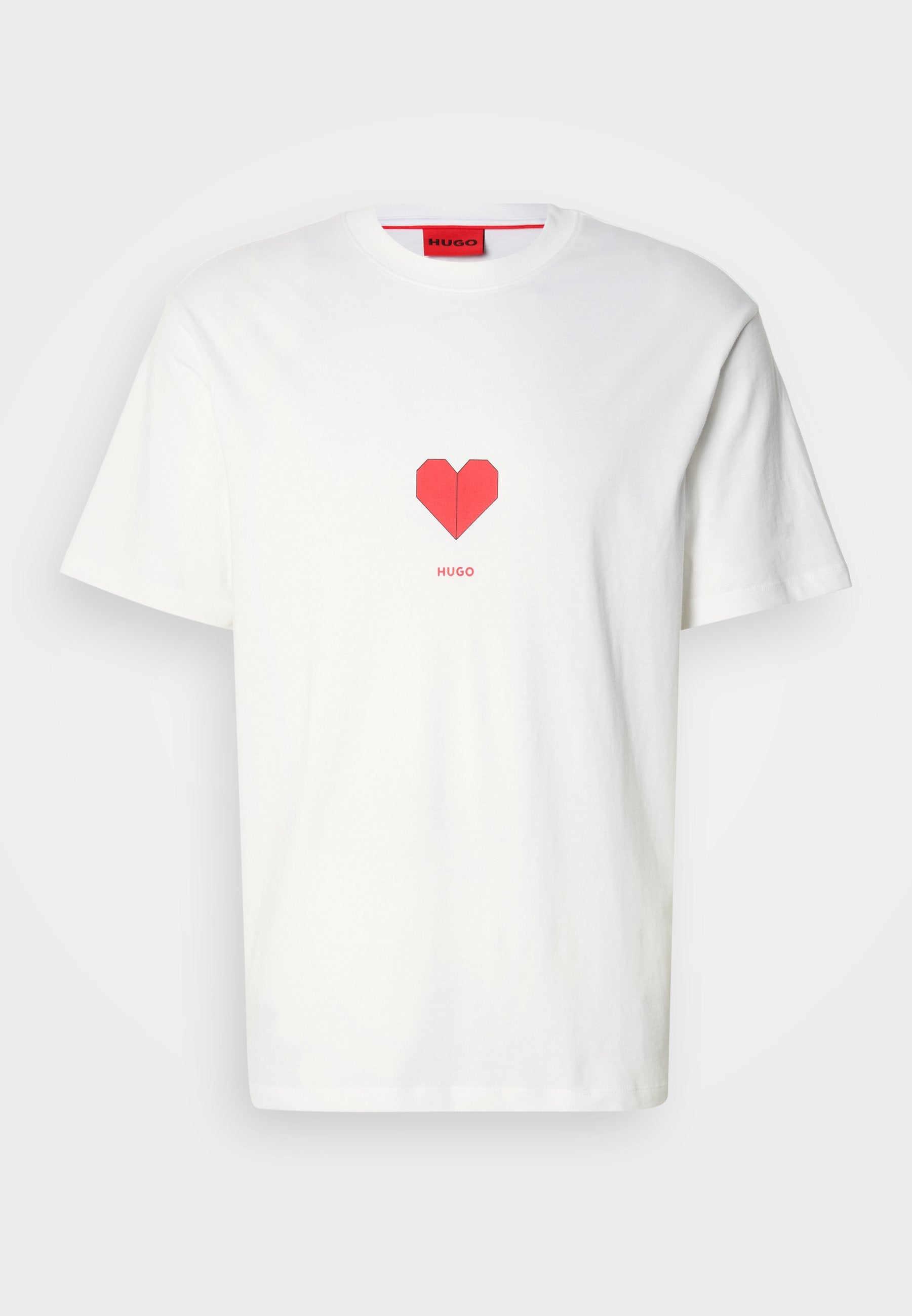 Weißes Baumwoll-T-Shirt mit einem roten Herzmotiv in der Mitte. Der Markenname "HUGO" ist unter dem Herz in einer schlichten Schrift gedruckt.