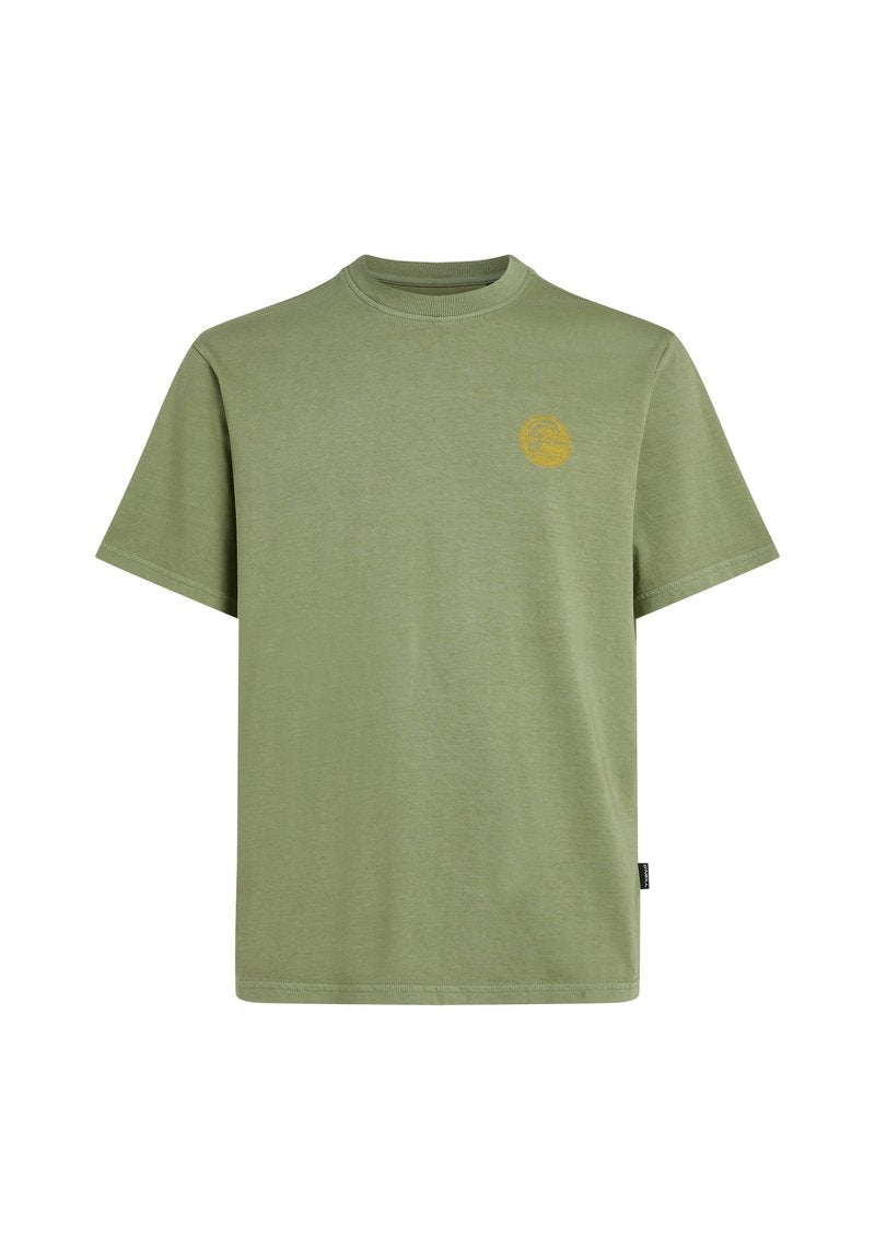 Olivegrünes T-Shirt mit kurzen Ärmeln aus Baumwolle. Hat ein kleines rundes Logo in Gelb auf der linken Brust. Normaler Schnitt mit Rundhalsausschnitt.