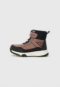 Winterstiefel mit pinkem Obermaterial, schwarzen Akzenten, gepolstertem Schaft und verstellbarem Klettverschluss. Robuste Gummisohle mit strukturiertem Profil für Griffigkeit.