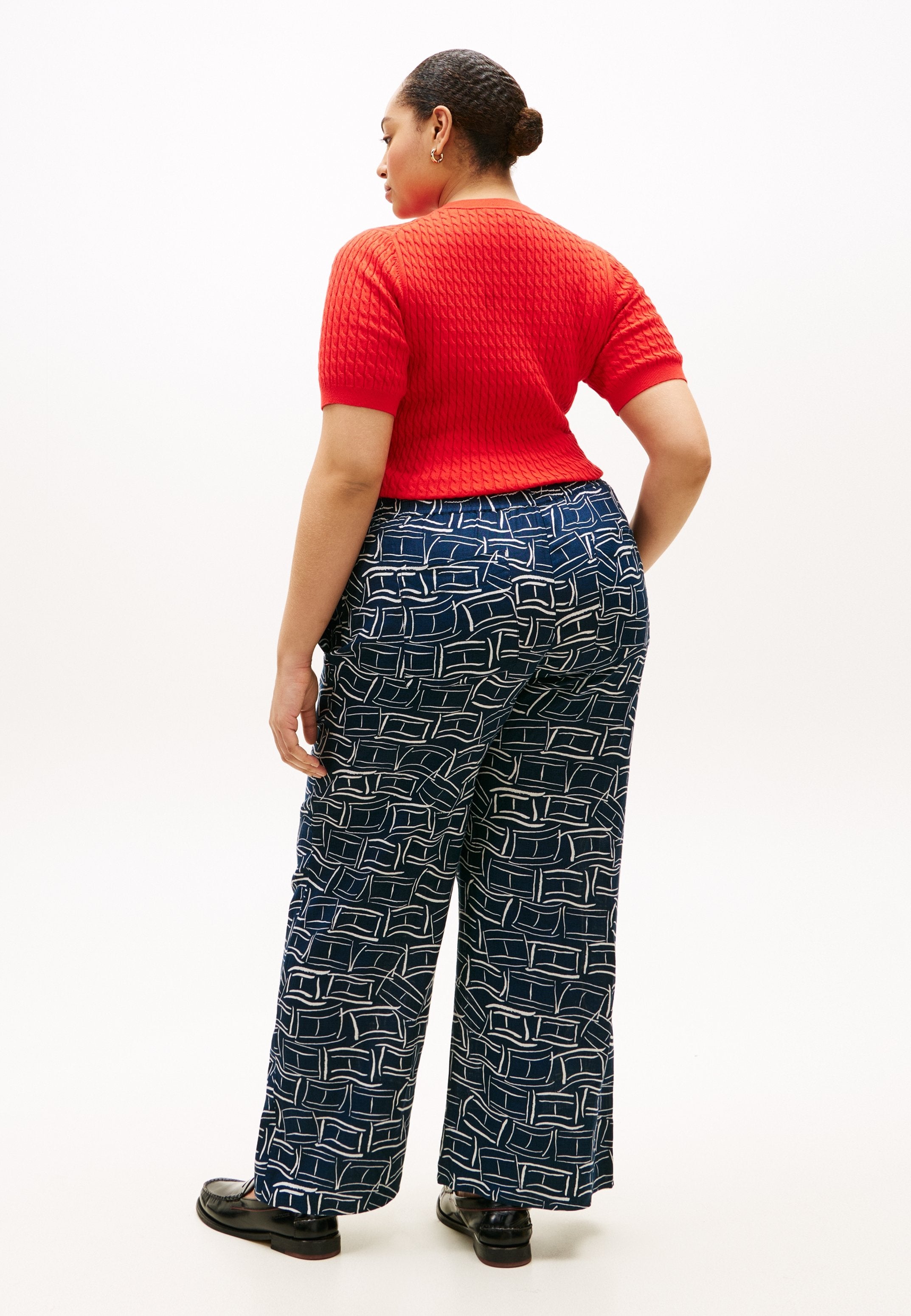 CURVE RELAXED PURE LINEN TROUSERS Media 4