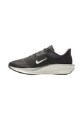 Schwarzer und grauer Nike-Laufschuh mit weißem Swoosh-Logo und dicker, weißer, gepolsterter Sohle, seitliche Ansicht auf weißem Hintergrund.