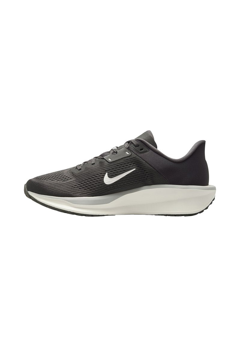 Schwarzer und grauer Nike-Laufschuh mit weißem Swoosh-Logo und dicker, weißer, gepolsterter Sohle, seitliche Ansicht auf weißem Hintergrund.