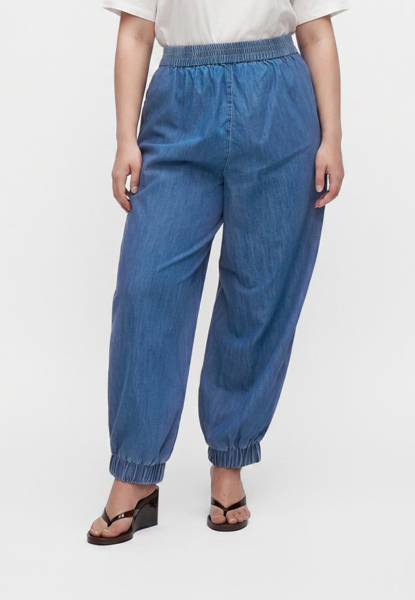 Vero Moda Curve VMCZELENA BALLOON PANTS CUR - Relaxed fit jeans - medium blue denim
