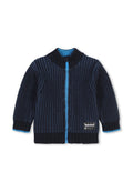 Marineblauer Strickcardigan mit vertikalen Streifen, blauer Kragen und Reißverschlussdetails sowie einem Timberland-Logo unten rechts. Weicher Stoff.