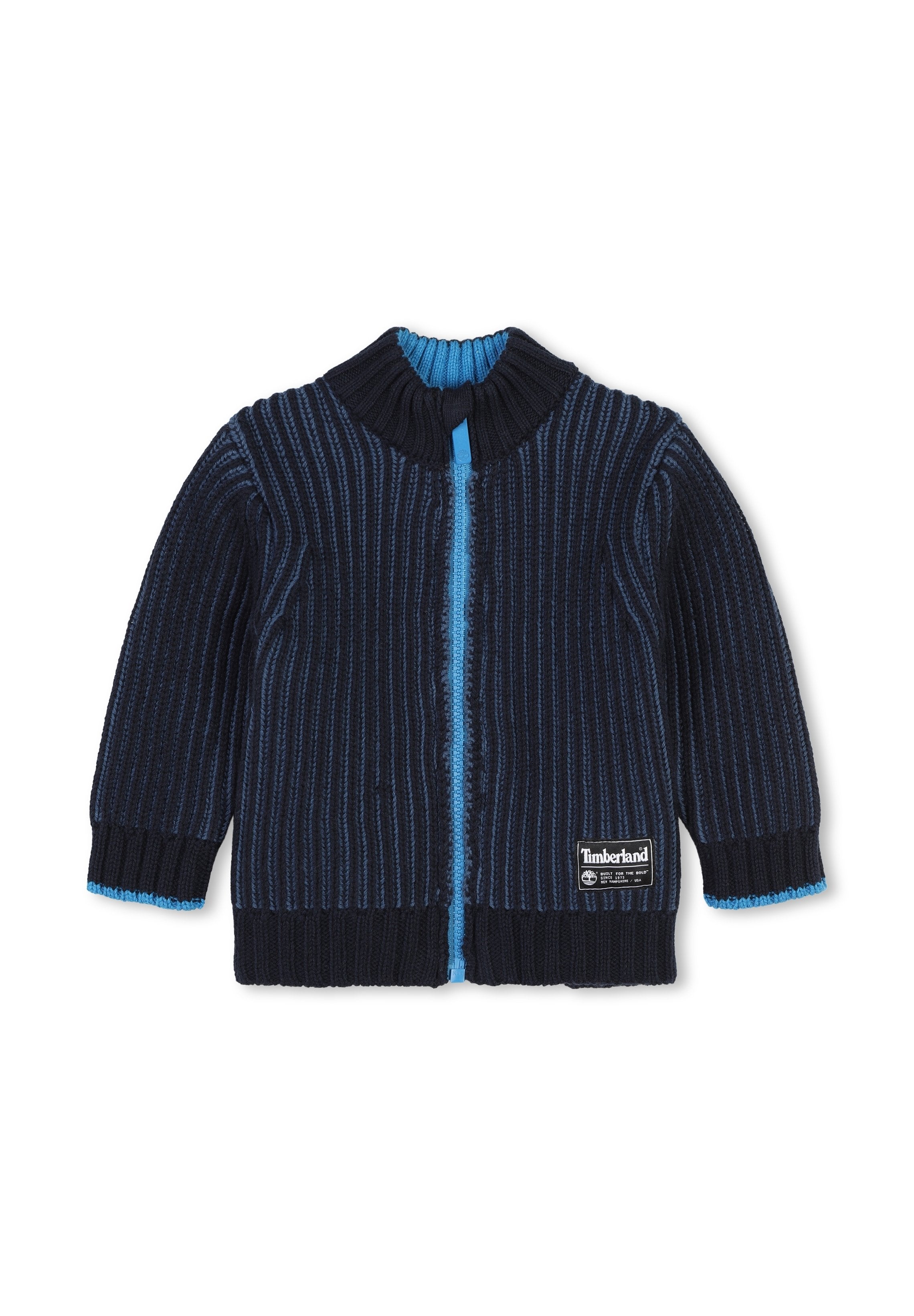 Marineblauer Strickcardigan mit vertikalen Streifen, blauer Kragen und Reißverschlussdetails sowie einem Timberland-Logo unten rechts. Weicher Stoff.