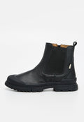 Schwarze Chelsea-Stiefel aus Leder mit elastischen Seitenpaneelen und einer strukturierten Gummisohle. Verfügen über eine genähte Zehenkappe und ein kleines Logo-Tag an der Seite.