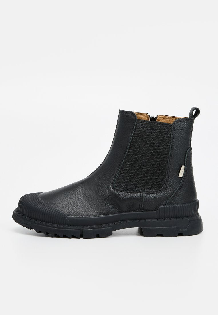 Schwarze Chelsea-Stiefel aus Leder mit elastischen Seitenpaneelen und einer strukturierten Gummisohle. Verfügen über eine genähte Zehenkappe und ein kleines Logo-Tag an der Seite.