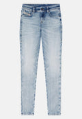 Helle blaue Skinny-Jeans mit einem ausgewaschenen Finish, Fünf-Taschen-Design und Metallknopfverschluss am Bund. Glatte Denim-Textur.