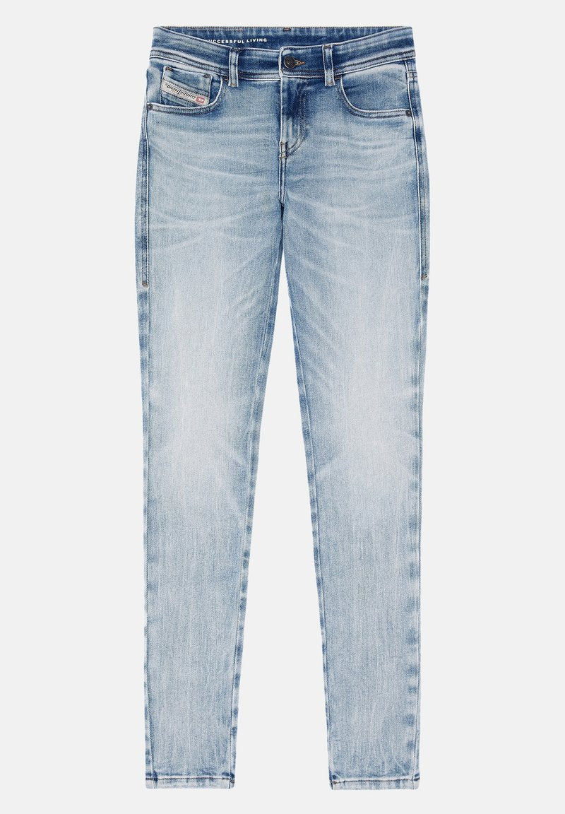 Helle blaue Skinny-Jeans mit einem ausgewaschenen Finish, Fünf-Taschen-Design und Metallknopfverschluss am Bund. Glatte Denim-Textur.