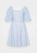 Helles blaues Kleid mit Quadrat-Ausschnitt, Puffärmeln und floralem Muster mit kleinen Kirschmotiven, aus weichem Stoff.