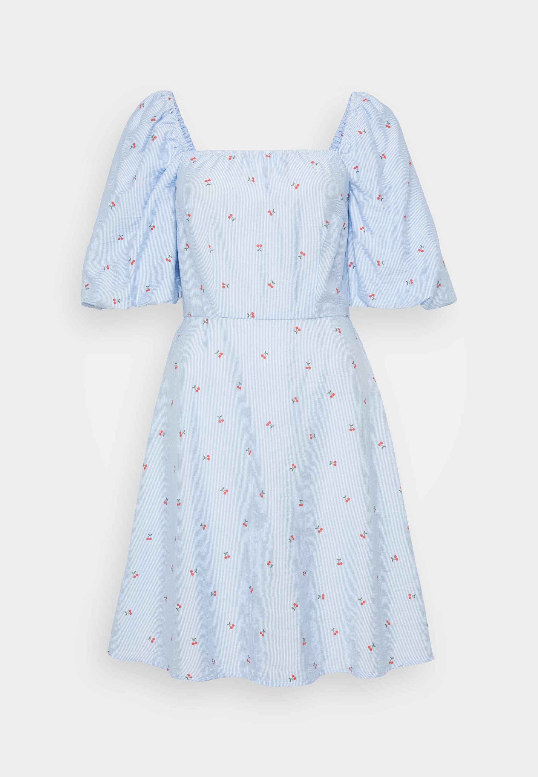 Helles blaues Kleid mit Quadrat-Ausschnitt, Puffärmeln und floralem Muster mit kleinen Kirschmotiven, aus weichem Stoff.